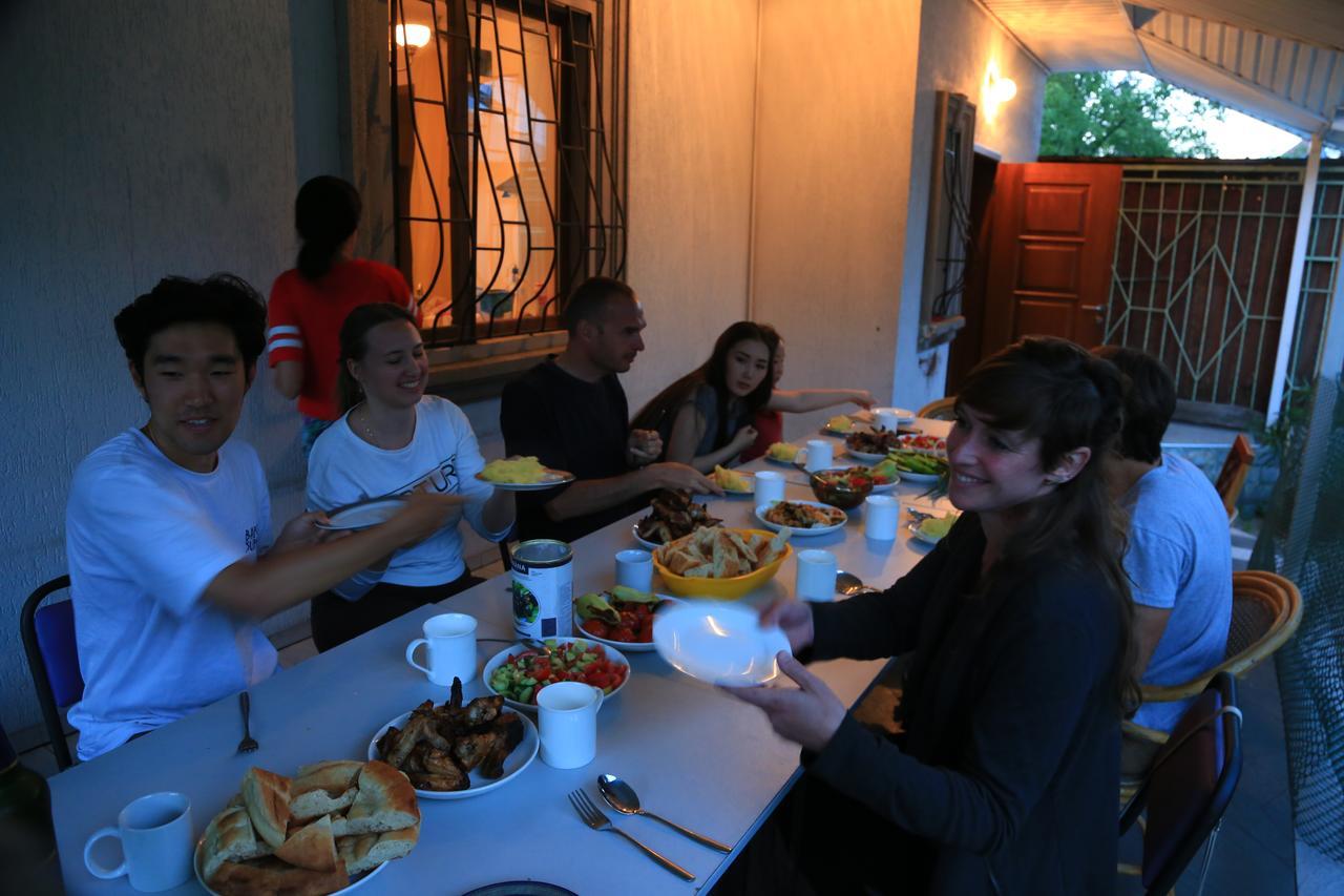 "European" Backpackers Hostel In Almati Kültér fotó
