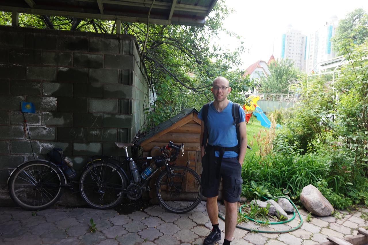 "European" Backpackers Hostel In Almati Kültér fotó