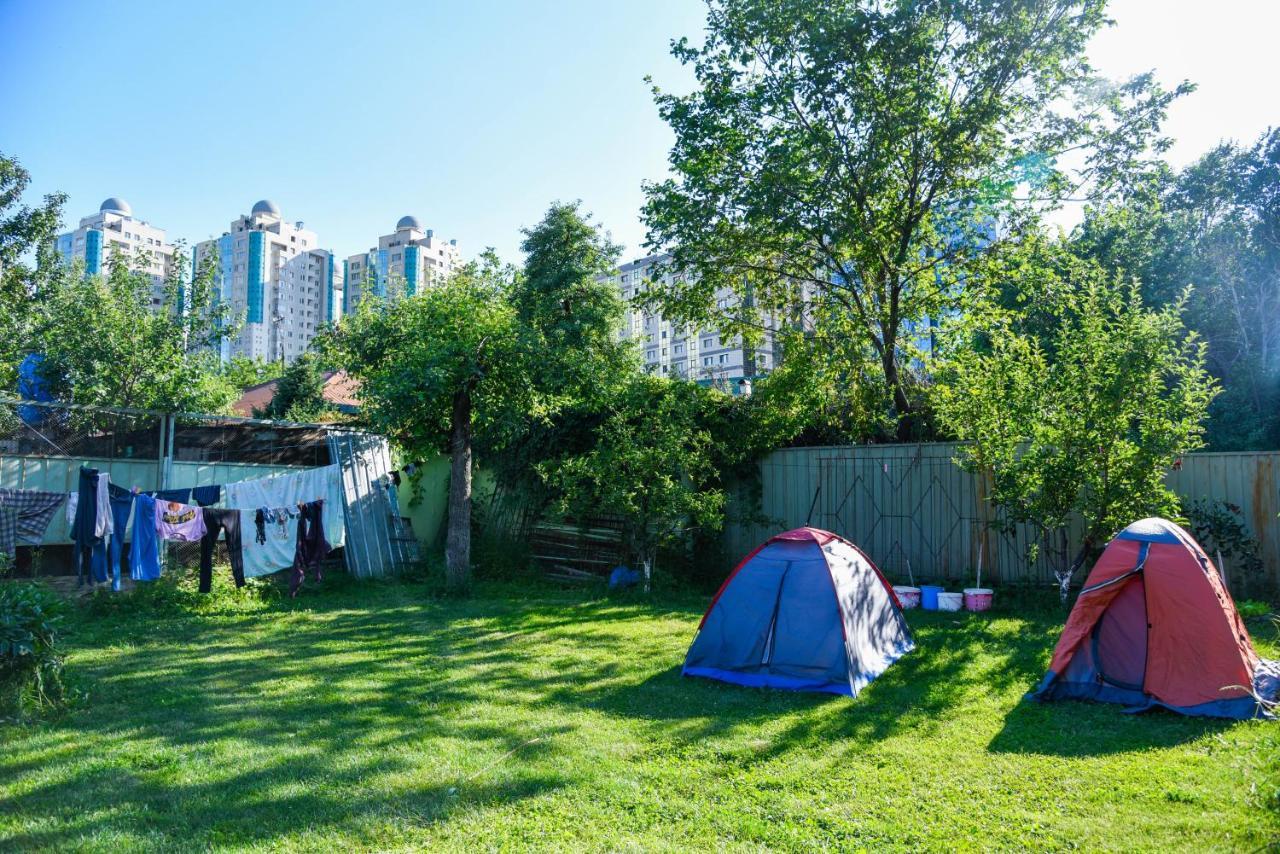 "European" Backpackers Hostel In Almati Kültér fotó