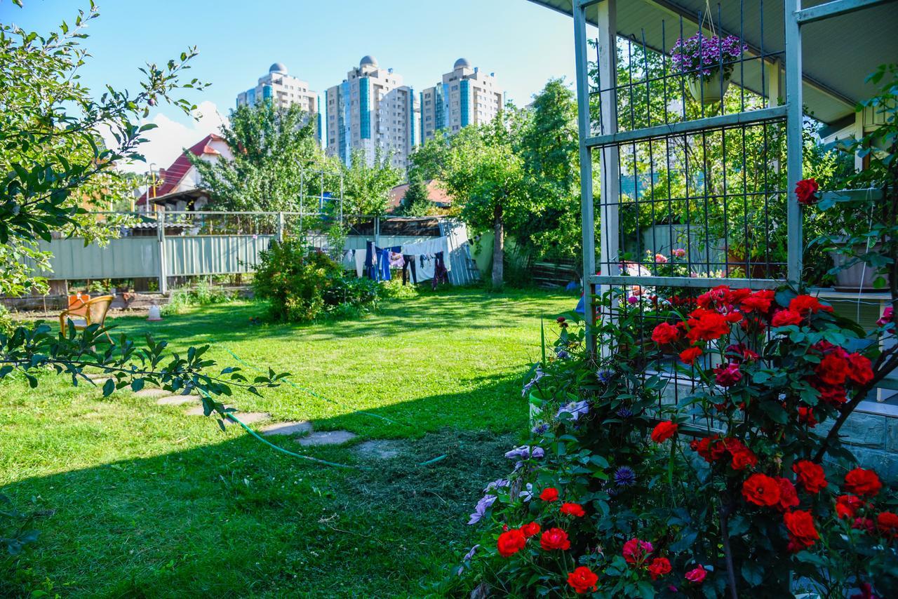 "European" Backpackers Hostel In Almati Kültér fotó