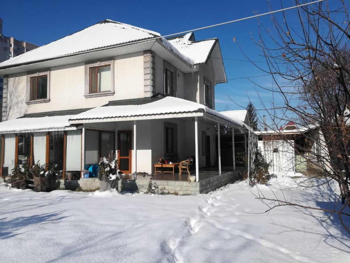 "European" Backpackers Hostel In Almati Kültér fotó